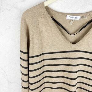 [Calvin Klein] Soft Tan V-Neck Striped Sweater